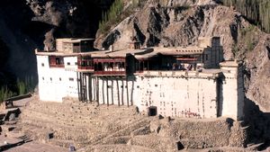 요새의 건축과 디자인은 티베트의 영향을 받았다.