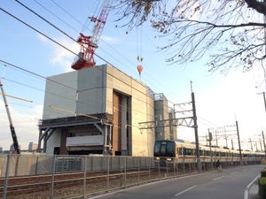 2016년 사고가 발생한 아파트 건물이 철거되는 모습. 사진에는 JR 서일본 321계 열차가 보인다.