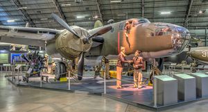 USAF 박물관 전시품. 둘리틀 공습을 준비하는 B-25B 미첼 항공기 묘사.