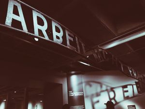 워싱턴 D.C.의 홀로코스트 기념 박물관에 전시된 슬로건 "Arbeit Macht Frei" 