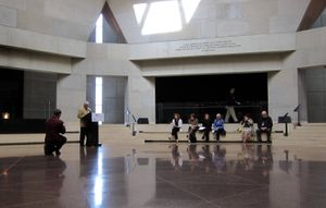 미국 홀로코스트 기념관에 위치한 추모의 전당에서 봉사자가 홀로코스트 희생자 추모의 날 기간 동안 홀로코스트 희생자들의 이름을 읽고 있다.