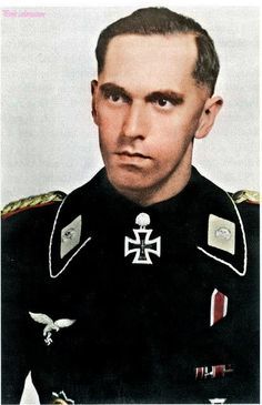 기사철십자장을 받은 카를 로스만과 헤르만 괴링의 흰색 칼라 파이핑(무장색) 및 패치.