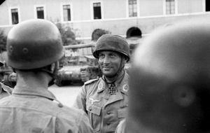 제2강하엽병사단 소속 제11강하엽병연대(Fsch.Jäg.Rgt. 11) 사령관 발터 게리케 소령. 1943년 9월 11일, 이탈리아 마을에서 포획한 이탈리아 장갑차를 배경으로 강하엽병들과 함께 있다. 게리케는 "헤르만 괴링" 연대의 강하엽병대대에서 중대를 지휘했다.