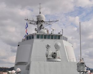 전방 346형 레이더 패널과 730형 CIWS