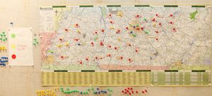 FEMA 물류 전문가들이 테네시 지도와 색깔 핀을 사용하여 재난 복구 센터 위치 및 상태를 시각적으로 보여준다.