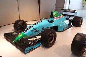 1990년 프랑스 그랑프리에서 Leyton House CG901을 운전한 이반 카펠리가 선두를 달리다 2위로 경기를 마쳤다.