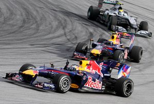 2010 말레이시아 GP에서 레드불 RB6를 탄 세바스티안 페텔과 마크 웨버. 페텔은 그 해에 개인 첫 번째이자 레드불의 첫 번째 타이틀을 획득했다.