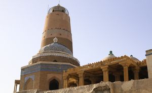 1607년에 지어진 수쿠르의 마숨 샤 사원과 인접한 첨탑
