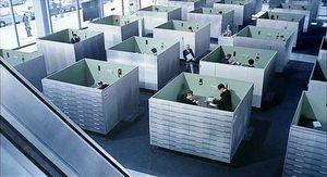 자크 타티(Jacques Tati)의 플레이타임(Playtime) 사무실 세트는 약 20년 앞서 사무실 칸막이 배치의 지배를 예상했다. 이 세트는 무역 전시 시퀀스를 위해 재단장되었다.