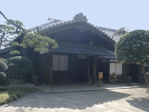 홋타 가문의 역사적인 가옥은 신켄저의 시바 가문의 배경이 되었다.