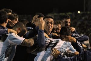 아르헨티나가 2018년 FIFA 월드컵에 진출한 후 코치진으로서 팀을 껴안은 스칼로니