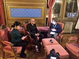 김정기 작가가 앙굴렘 페스티벌(2019년 1월) 동안 얀 블레이크와 인터뷰를 하고 있는 모습