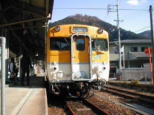 가베역의 비전철 구간 열차