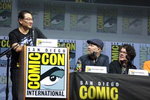 겐 후쿠나가, 크리스토퍼 사밧, 숀 셰멜이 샌디에이고 코믹콘에서 열린 드래곤볼 슈퍼 패널에서 발언하고 있다.