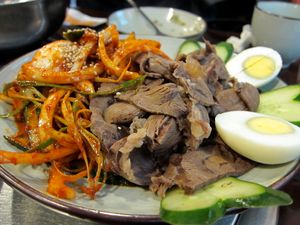 계란, 김치, 오이와 함께 제공되는 편육