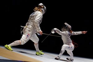 김지연 (오른쪽)이 마리엘 자구니스 (왼쪽)에게 2014년 오를레앙 월드컵에서 런지로 공격하고 있다.