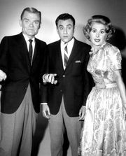 존스와 그의 아내 헬렌 그레이코, 그리고 1960년 빌 데이나와 함께. 데이나는 여름 대체 쇼를 쓰고 제작했으며, 출연도 했다.