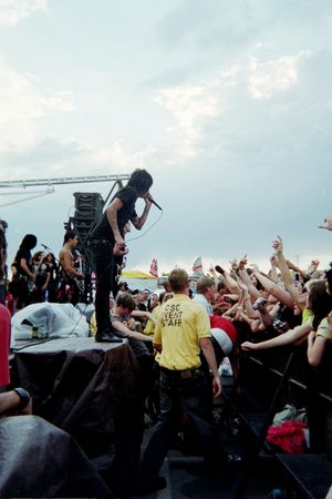 로니 래드케가 2007년 밴드와 함께 라이브 공연을 하고 있다