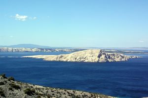 본토 해안에서 약간 떨어진 작은 바위 섬의 사진
