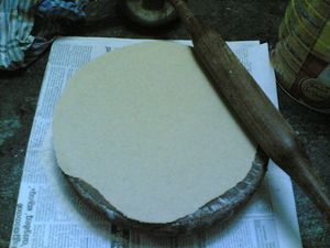 나무 벨란(belan) 홍두깨는 둥근 차크라(chakla) 위에서 차파티를 만드는 데 사용된다.