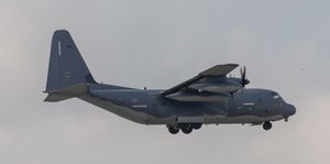 2020년 3월 26일 가데나 공군 기지(Kadena Air Base)에 접근하는 MC-130J