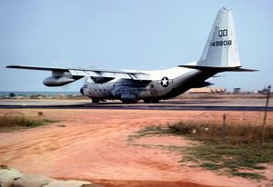 1967년 베트남 동하에 착륙하는 VMGR-152 KC-130F.