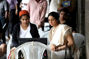 스리데비(오른쪽)와 가우리 신데가 촬영 중인 모습