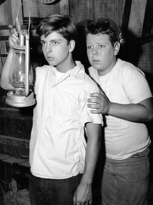 어린 배우 토미 레팅(왼쪽)이 CBS 텔레비전 시리즈 래시(Lassie) (1956)의 첫 번째 버전(1954-1957)에서 친구 포키 역의 도널드 킬러와 함께 제프 밀러 역을 맡았다.