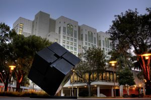 FIU 도서관이 있는 타워 앞에 기울어진 큐브 모양의 짙은 회색 조각품