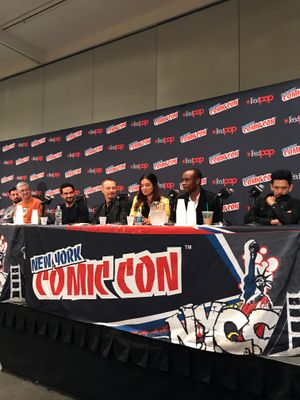 2017년 뉴욕 코믹콘에서 시리즈의 출연진과 제작진. 왼쪽부터: 프로듀서/작가 제레미 슬레이터, 숀 크라우치, 배우 알폰소 에레라, 벤 대니얼스, 줄레이카 로빈슨, 커트 에지아완, 존 조.