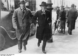 1919년 5월 베를린에서 에르츠베르거와 에두아르트 다비드 장관