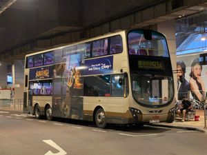 홍콩에서 영화를 광고하는 버스