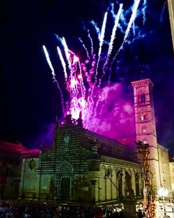 코르테지오 스토리코 기간 중 두오모 광장의 불꽃놀이