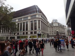 레스터 광장 (북서쪽에서 스위스 코트를 바라본 모습). 왼쪽에는 레고(Lego) 매장이 보인다.