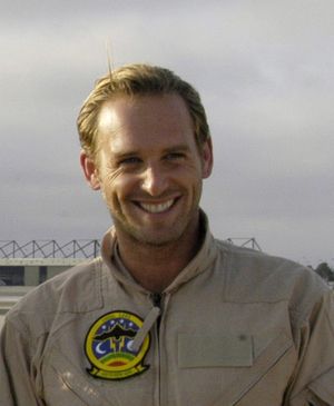 돈 하스킨스 코치 역을 맡은 조시 루커스.