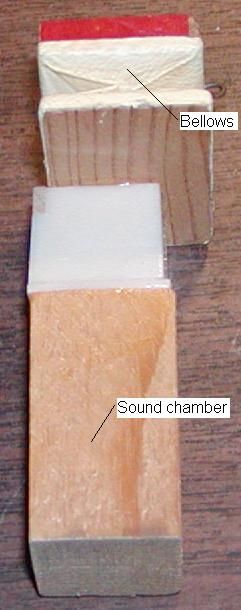 두 개의 게닥트 뻐꾸기 파이프 중 하나