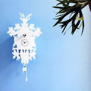 디자이너 뻐꾸기 시계, 파스칼 타라베이가 제작, 2005년. 전통적인 Jagdstück ("사냥 조각")의 윤곽을 재현했다. 디아만티니 & 도메니코니, 이탈리아