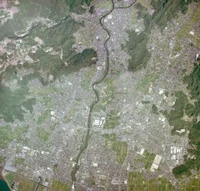 기리시마시 주요부 주변의 항공 사진 (2013년 9월 17일 촬영). 국토교통성 국토지리원 [https://mapps.gsi.go.jp/ 지도・항공 사진 열람 서비스]의 항공 사진을 기반으로 제작.