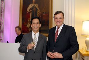 가와바타와 2012년 영국 대사 데이비드 워렌