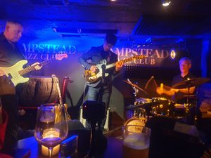 2024년 11월 1일 햄스테드 재즈 클럽에서 공연하는 피트 로스 트리오