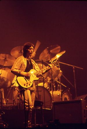 1977년 제네시스와 함께 무대에 오른 해킷