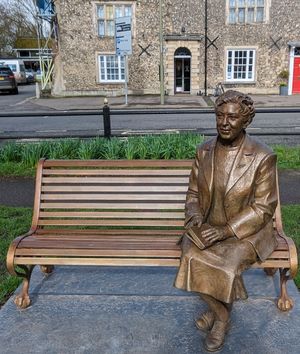 월링퍼드에 있는 애거사 크리스티의 청동상