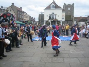 월링퍼드 마켓 광장에서 벙크페스트에서 춤추는 모습