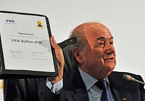 FIFA 회장 제프 블라터가 2010년 7월 요하네스버그에서 FIFA 발롱도르를 창설하는 협약서에 서명하고 있다.