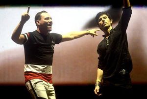 Hollowell-Dhar와 Tiësto가 2015년 울트라 뮤직 페스티벌에서 공연하는 모습