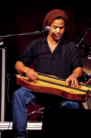 빙 푸치가 그의 맞춤형 Folkcraft 더블 넥 덜시머를 연주하고 있다