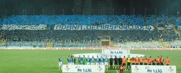 2012년 아다나 더비에서 '아다나는 데미르스포르를 지지한다'는 슬로건을 내건 팬들