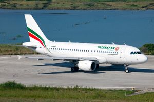 2012년 코르푸 국제공항에서 촬영된 타타르스탄 항공의 에어버스 A319