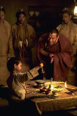 영화 초반, 암도에서 수색 라마들의 방문을 받고 시험을 치르는 두 살배기 소년(텐진 예시 파이창).