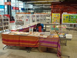 아흐메드의 자서전인 할간 이요 하가르다모: 타리크 놀로리드("투쟁과 음모: 회고록")의 사본과 2012년 헬싱키에서 열린 소말리아 문화 박람회에서 전시된 다른 책들.